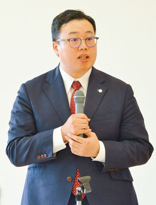 写真：就任の抱負を語る野口新会長
