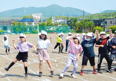 写真：６月７日の大会に向け踊りと玉入れを組み合わせた競技「ダンシング玉入れ」の練習に励む子どもたち＝八丁平小