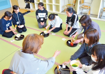 写真：茶道の手ほどきを受ける児童