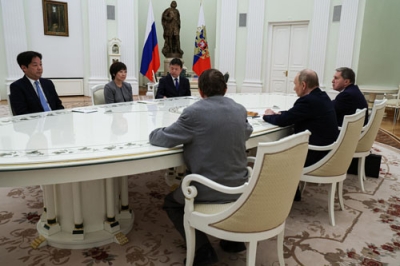 写真：２９日、モスクワのクレムリンで面会したロシアのプーチン大統領（右列中央）と安倍昭恵さん（左列中央）ら（ロシア大統領府提供・タス＝共同）