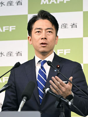 写真：閣議後に記者会見する小泉農相＝３０日午前、農水省