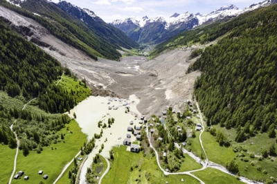 写真：氷河崩落に伴い、土砂にのみ込まれた集落＝２９日、スイス南部バレー州（Jean-Christophe Bott／Keystone提供・ＡＰ＝共同）