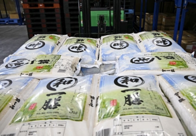 写真：精米工場で袋詰めされた備蓄米＝３０日午前、新潟県長岡市