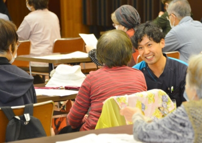 写真：フレイルの予防について参加者と話す杉本さん
