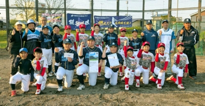 写真：ボールとチケットの寄贈を行ったしらおい後援会と２少年野球団のメンバー