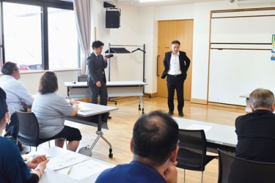 写真：不審者の通報訓練を通し、防犯意識を高める参加者