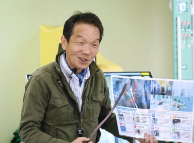 写真：施設の説明をする館長の帆苅正男さん＝上川町のアイスパビリオン