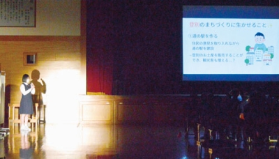 写真：修学旅行で学んだことなどを発表する生徒