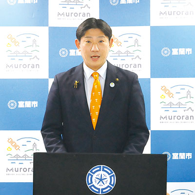 写真：「病床数削減に伴う補助金の財源確保を要請する」と話す青山市長