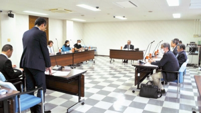 写真：２４年度の国保特別会計決算見通しなどが説明された協議会の会合
