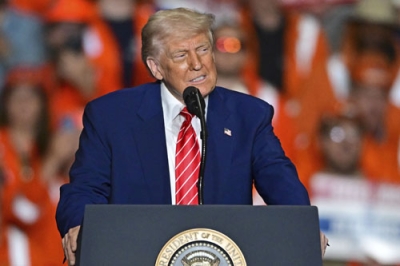 写真：米鉄鋼大手ＵＳスチールの工場で開かれた集会で演説するトランプ大統領＝３０日、ペンシルベニア州（ＡＰ＝共同）
