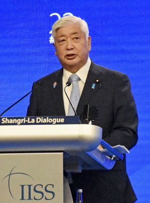写真：シンガポールで開かれたアジア安全保障会議で講演する中谷防衛相＝３１日（共同）