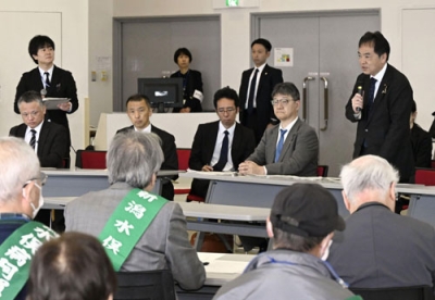 写真：新潟水俣病の被害者団体代表らとの懇談で発言する浅尾環境相（右端）＝３１日午前、新潟市