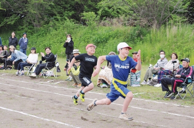 写真：徒競走でゴールを目指す子どもたち＝関内小