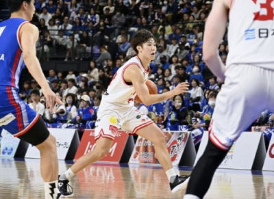 写真：バスケットボールＢリーグ２部プレーオフの福岡戦でプレーする富山の田中晴瑛＝福岡市