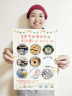 写真：チラシを手にマルシェの来場を呼びかける坂本さん