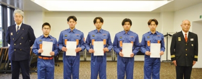 写真：辞令交付された５人。右端は野呂団長、左端は沼田久人消防長