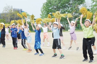 写真：来館者に芸術作品を解説する小八木さん