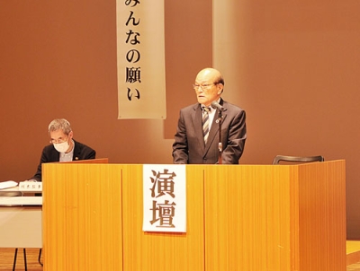 写真：総会であいさつに立つ山川会長
