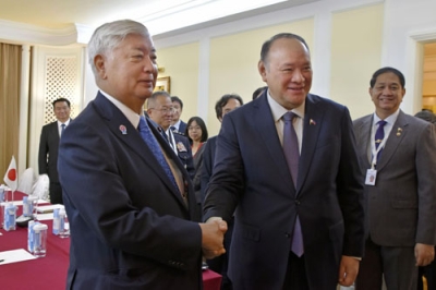 写真：会談前に握手する中谷防衛相（左）とフィリピンのテオドロ国防相（右）＝１日、シンガポール（共同）
