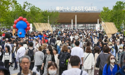 写真：多くの来場者で混雑する大阪・関西万博の会場＝３１日午後、大阪市此花区の夢洲