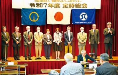 写真：選任された理事。右端が中山理事長