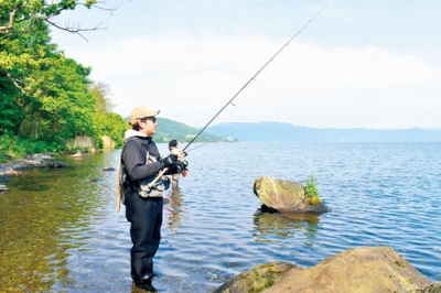写真：解禁初日にチップのアタリを待つ釣り人