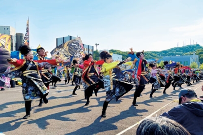 写真：合同出陣式で力強いパフォーマンスを披露する、前回準大賞の「室蘭百花繚蘭」