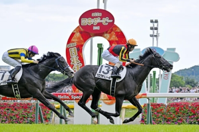 写真：第９２回日本ダービーを制した北村友一騎乗のクロワデュノール（１３）＝東京競馬場