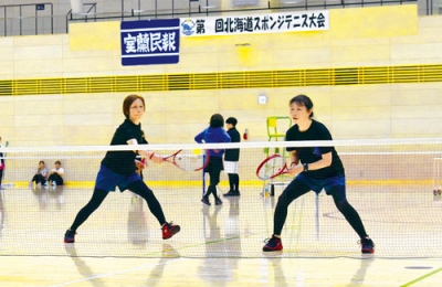 写真：シルバー２部を制した室蘭の菅原（左）・山内ペア