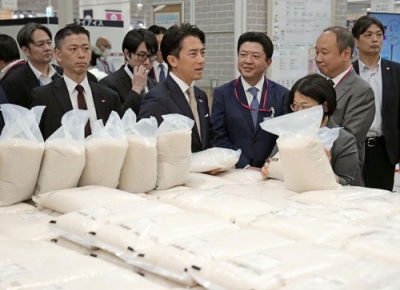 写真：政府備蓄米の販売店を視察する小泉農相（中央）。残る３０万トンの再放出に意欲を示した＝１日午後、東京都品川区