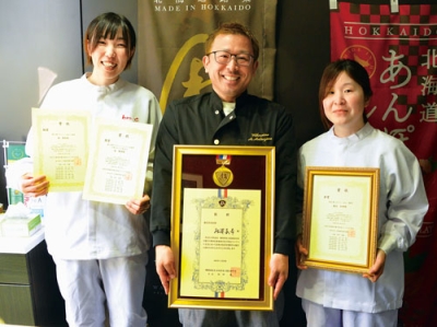 写真：北海道洋菓子作品コンテストで活躍した松澤さん（中央）、橋谷さん（右）、南さん