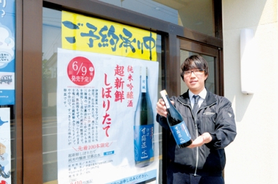 写真：「『甘露法水』の超新鮮しぼりたて」をＰＲする山本さん