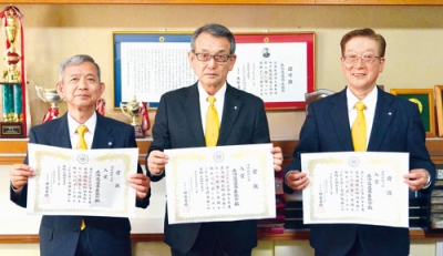 写真：全国大会の出場権を手にした（左から）藤原さん、橋詰さん、寺澤さん