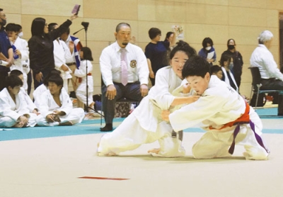 写真：日々の練習で鍛えた技を繰り出す選手