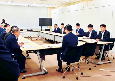 写真：総務省で要望活動を行う青山市長（右端）ら（提供写真）