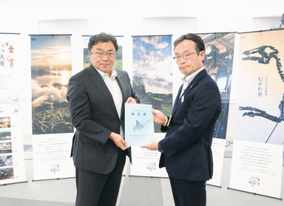 写真：牧野局長に要望書を手渡す小笠原副会長（左）