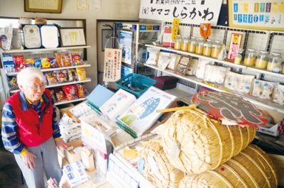 写真：店頭の在庫状況などを確認するヤマコしらかわの白川さん