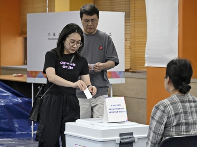 写真：３日、ソウルで韓国大統領選の投票を行う市民ら（共同）