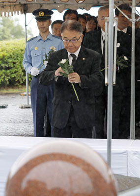写真：雲仙・普賢岳の大火砕流から３４年となり、長崎県島原市の仁田団地第一公園の追悼碑に献花する古川隆三郎市長＝３日午前