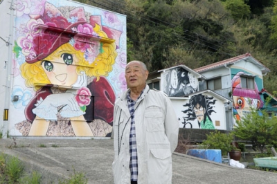 写真：愛媛県上島町の高井神島で、漫画を使った島おこしに奮闘する長谷部理さん＝４月
