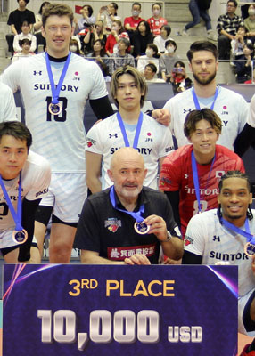 写真：退団決定後のバレーボールＡＣＬ男子で３位となり、表彰式で写真に納まるサントリー・大宅真樹（後列中央）＝５月、島津アリーナ京都