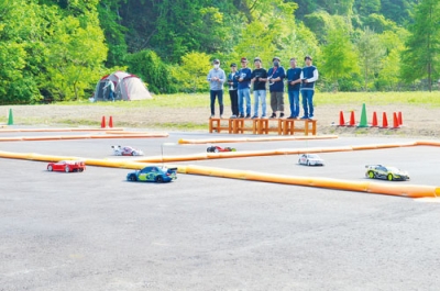 写真：ＲＣカーの操縦を楽しむ来場者たち
