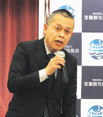 写真：「観光資源を磨いて充実した１年としたい」とあいさつする長谷川会長