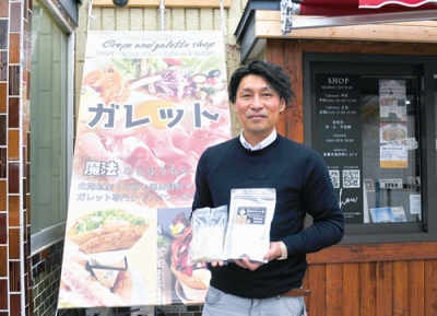 写真：「ガレットパスタを味わって」と話す田中代表取締役