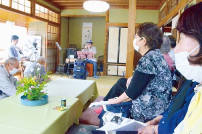 写真：地域住民を楽しませたハーモニカコンサート