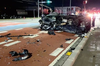 写真：乗用車と軽乗用車が衝突した事故現場＝２日午後９時１２分、室蘭市中島町２