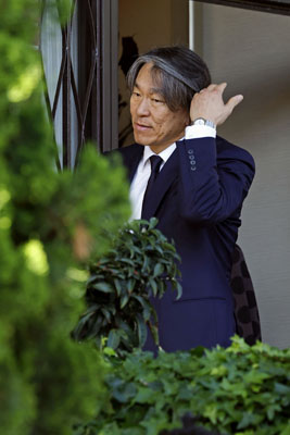 写真：長嶋茂雄さんの自宅を弔問に訪れた松井秀喜さん＝４日午前