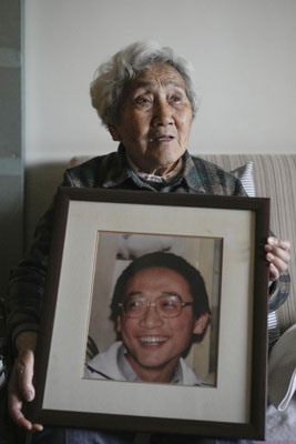 写真：天安門事件で亡くなった息子王楠さんの写真を抱く張先玲さん＝５月、北京（共同）