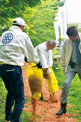 写真：ウッドチップを散策路に敷く参加者